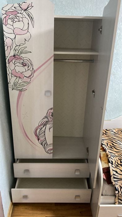 Детская кровать и два шкафа
