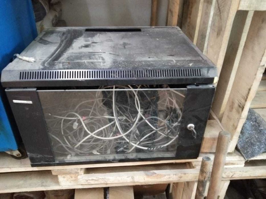 щитовой шкаф на стены  металлический стеклянная дверь.