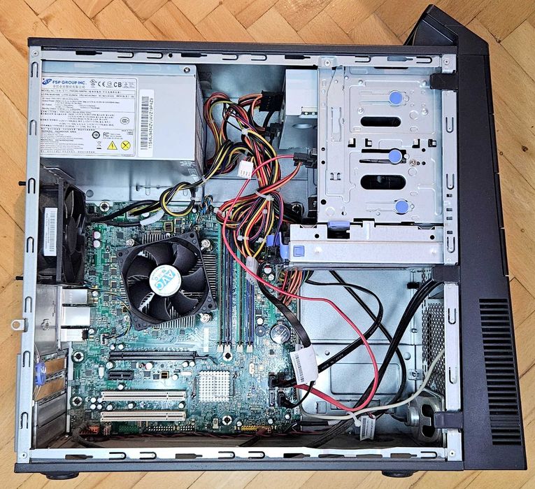 Компютър LENOVO с монитор LENOVO и клавиатура