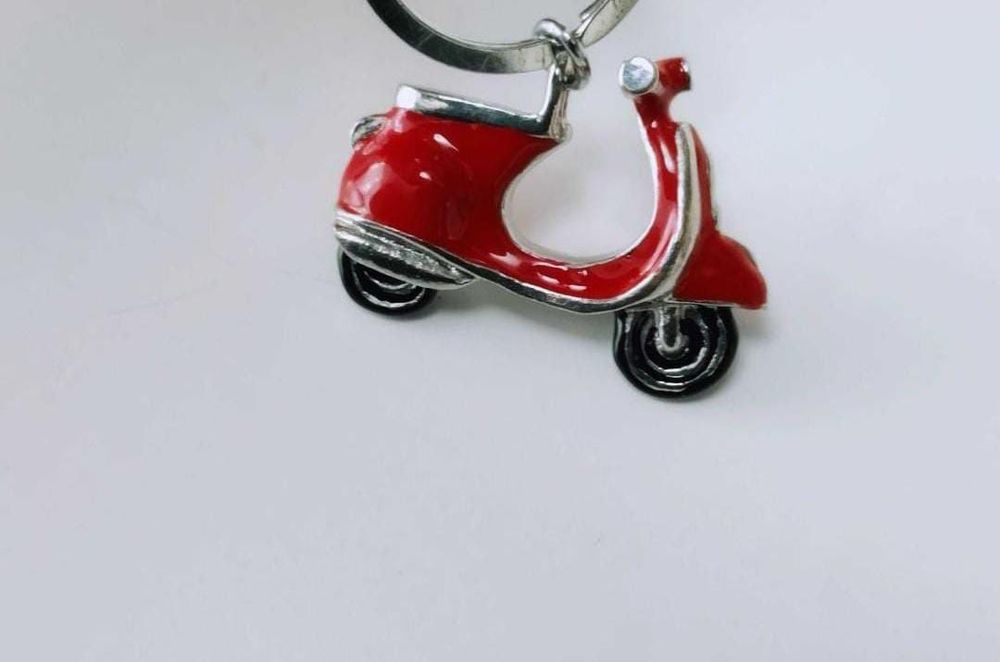 Breloc cheii Vespa , metal placat cu argint si email rosu