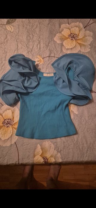 Top albastru cu volane la umeri