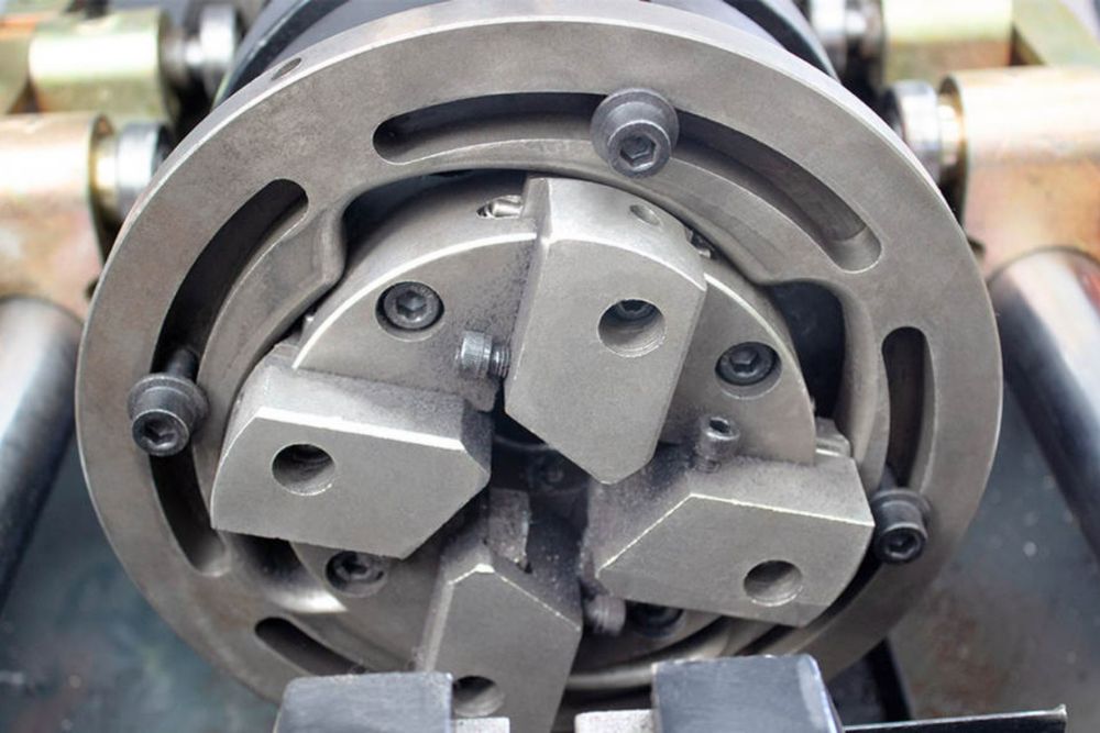 Станок для протачивания арматуры и накатки резьбы