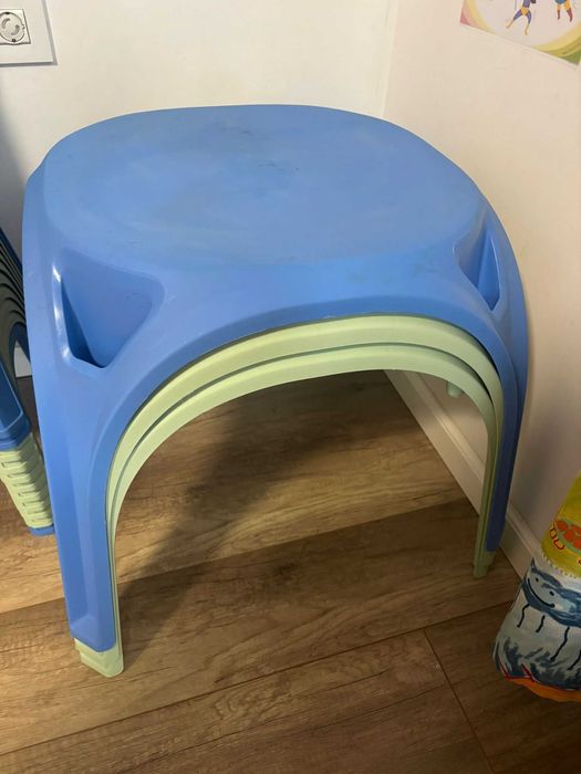 Vand mese si scaune gradinita