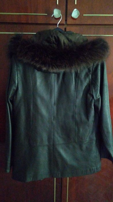 Haina din piele naturală, maro închis (negociabil).