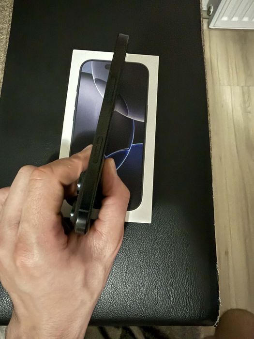 Продавам Iphone 16 pro 128GB