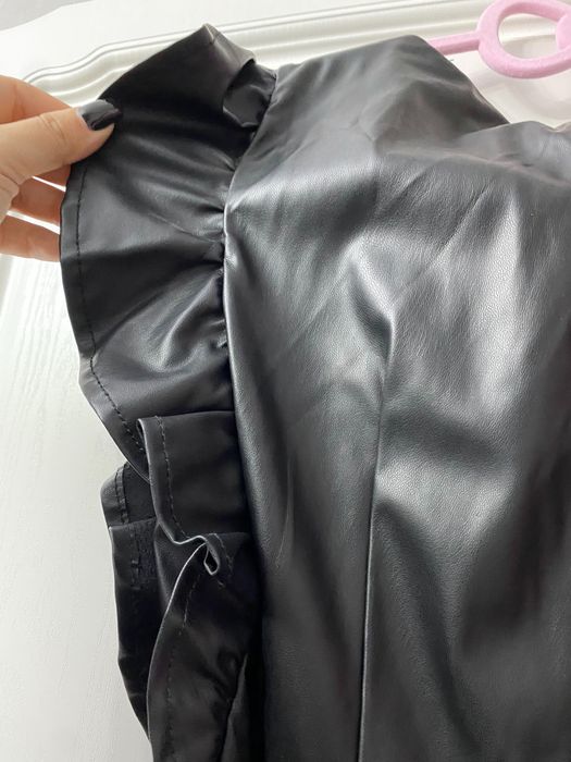 Salopeta imitatie piele bershka