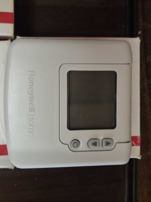 Termostat de ambient cu fir Honeywell DT90A1008