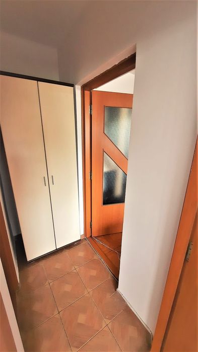 Închiriez apartament cu 2 camere
