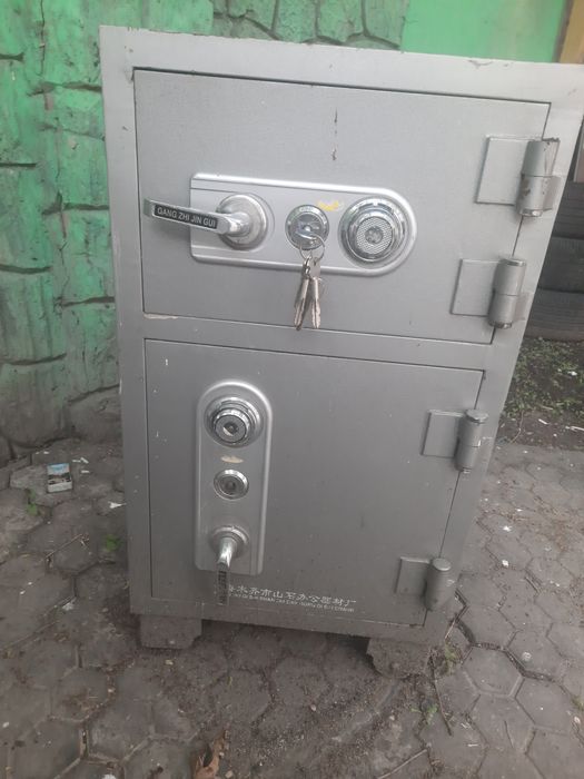 Сейф новый продам