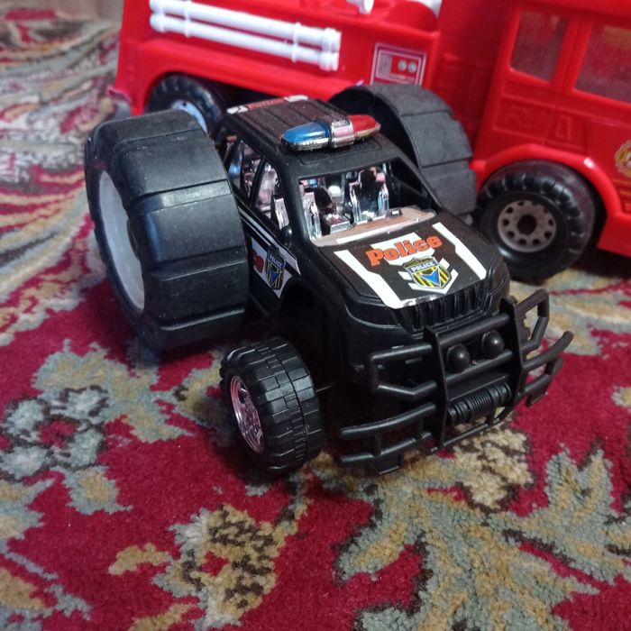 Коледна къщичка с детски играчки