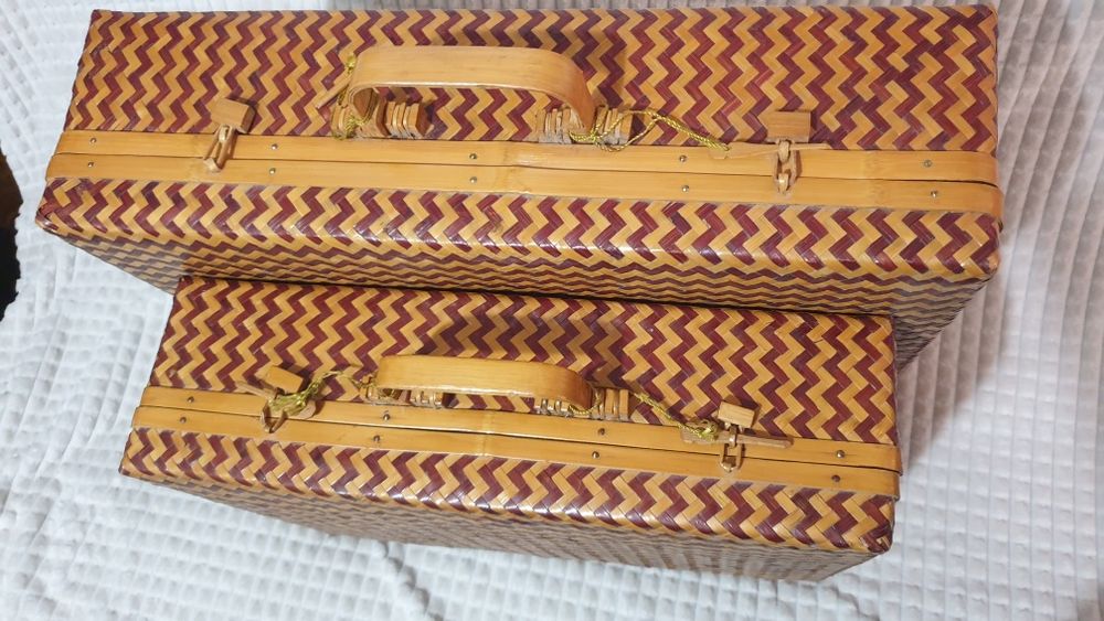Чифт екзотични плетени куфари.