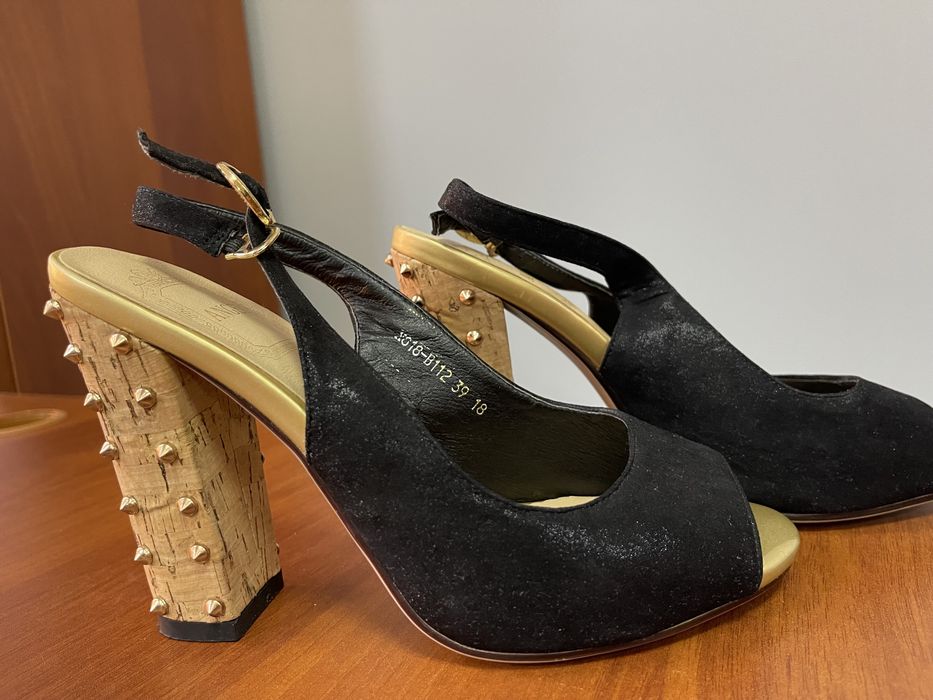 Босоножки черные