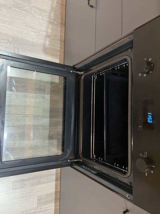 Продам духовку черную