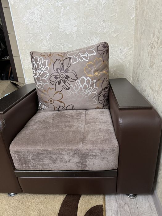 Диван и кресло.