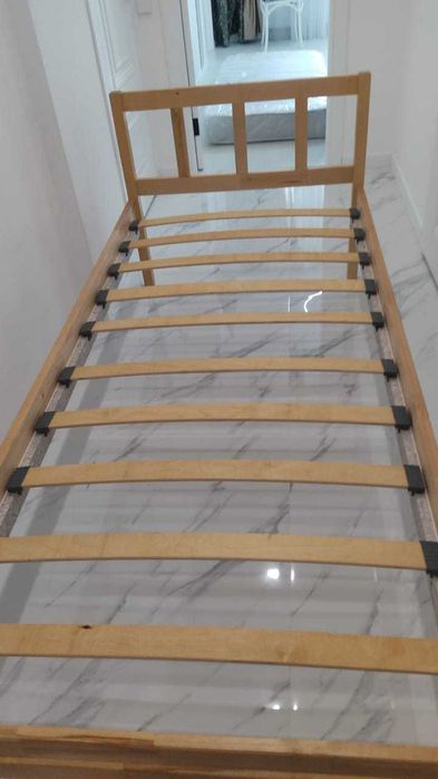 Кровать деревянная