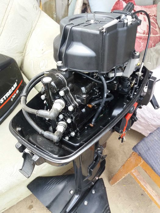 Продам лодку с мотором.