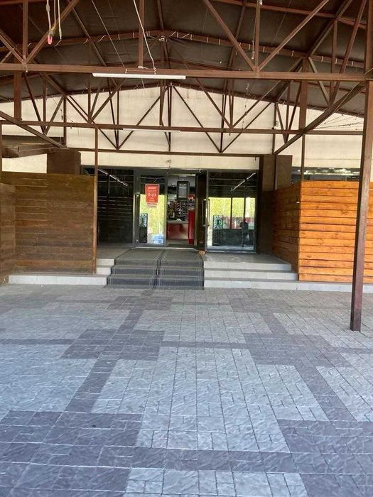 Отдельно стоящее здание в центре города.