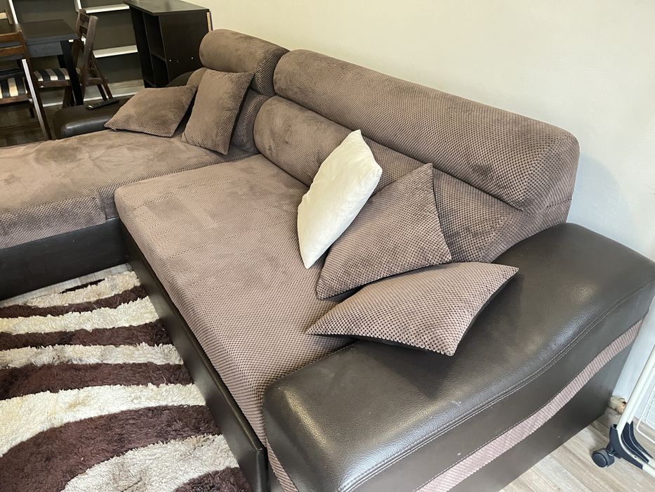 Диван, използван е. Има забележки.