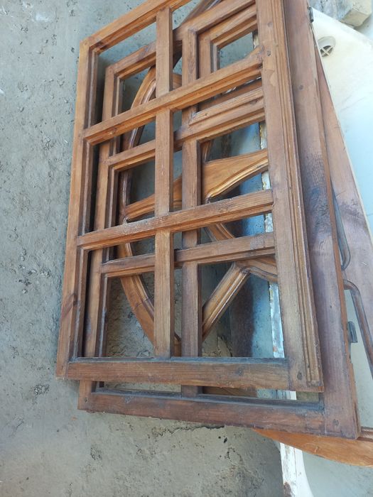 Oyna romlari va reshotkasi bilan sotiladi