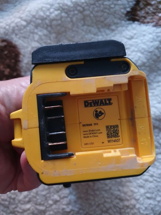 Продавам оригинални dewalt DCF850 използван малко работи перфектно