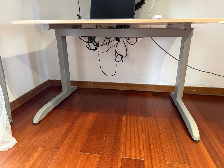 Vând birou pentru office/lucru în stare foarte bună.