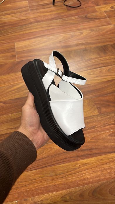 Женские босоножки белые