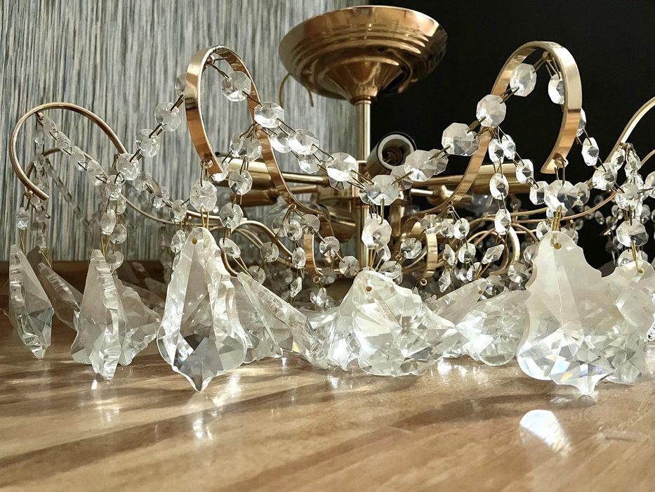 продам люстру золотого цвета