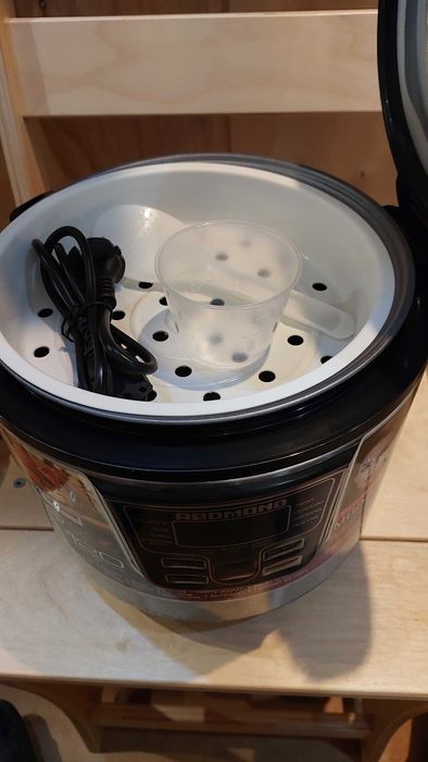 Мультиварка "Redmond"