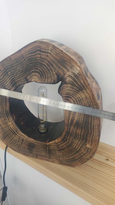 Настолна лампа от масивно дърво