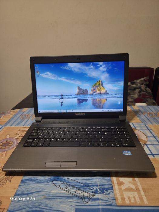 Лаптоп Medion Akoya E6228 - i3