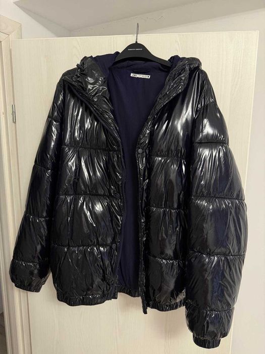 Geacă ZARA Puffer Neagră Lucioasă cu Glugă