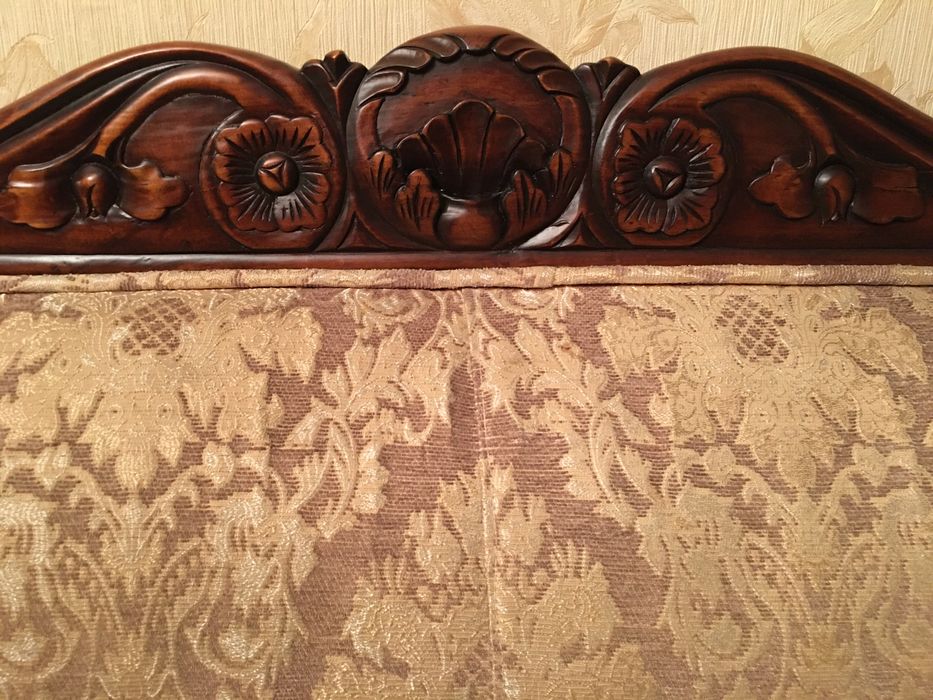 Диван в классическом стиле для гостиной