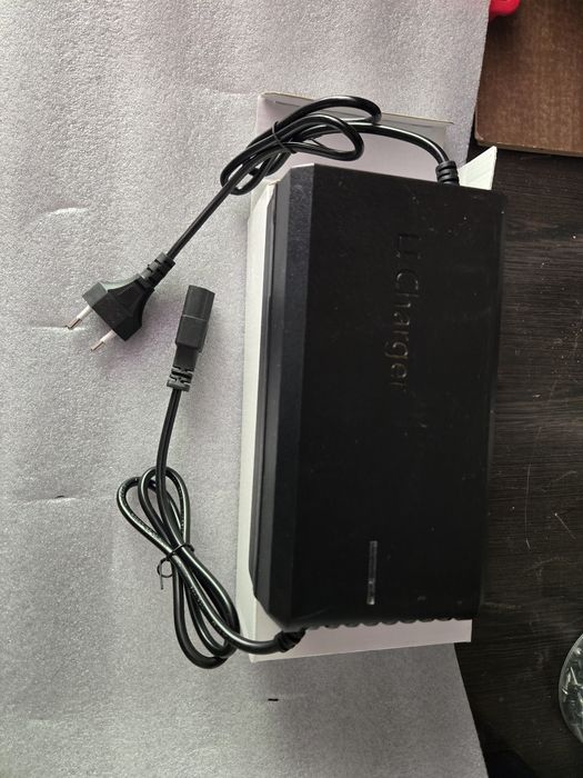 Monster skuteriga 5A lik quvvatlagich