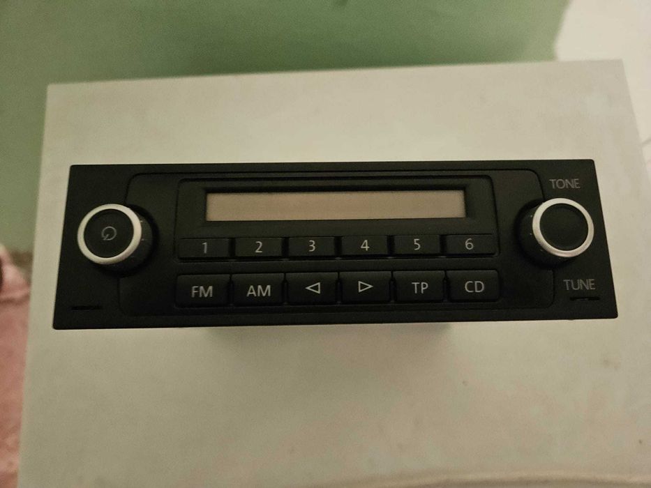 Casetofon original VW – FM / AM / CD - dețin si codul;
