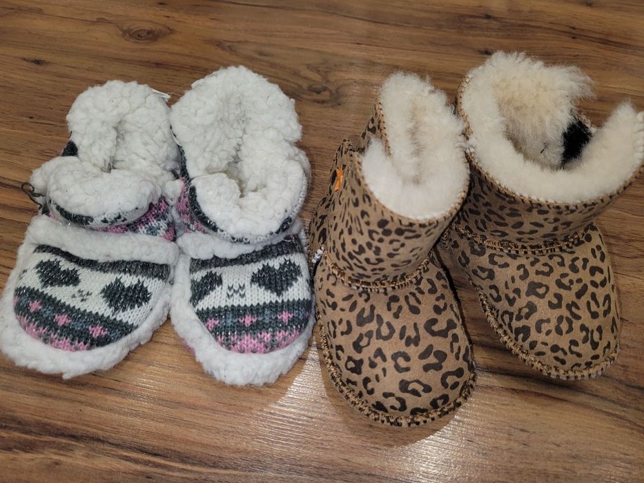 Два чифта нови пантофи за бебе