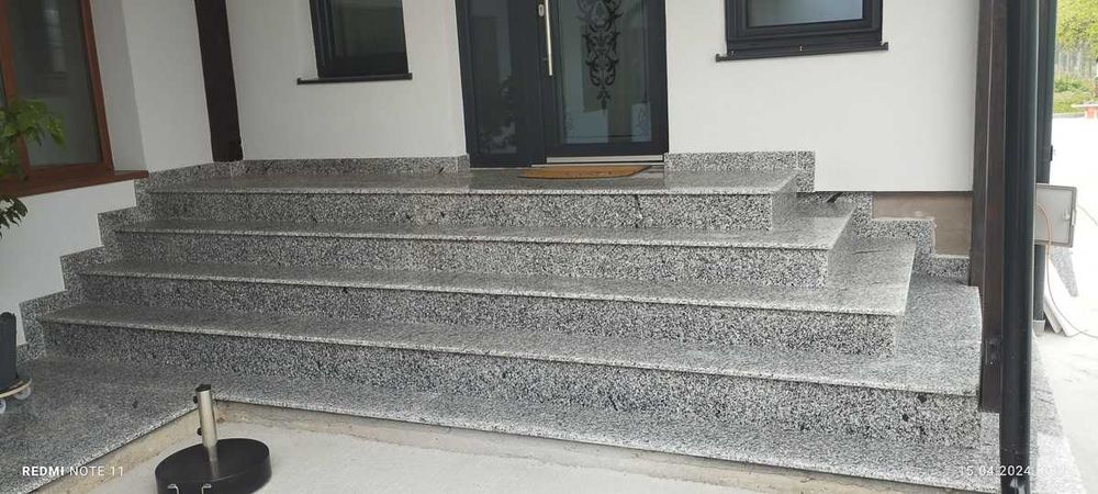 Debitare scări exterioare din granit fiamat antialunecare r11