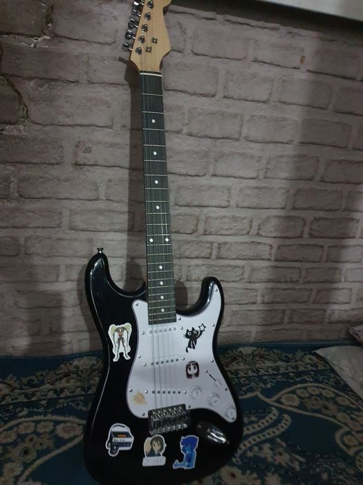 Электрогитара + 5 струн для замены