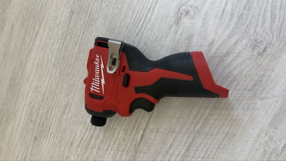 Продавам ударен винтоверт Milwaukee M12 BLIDRC