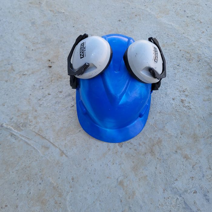 Каска  б/у продаётся