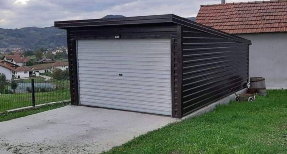 Spațiu de depozitare modern și funcțional, construit din materiale de