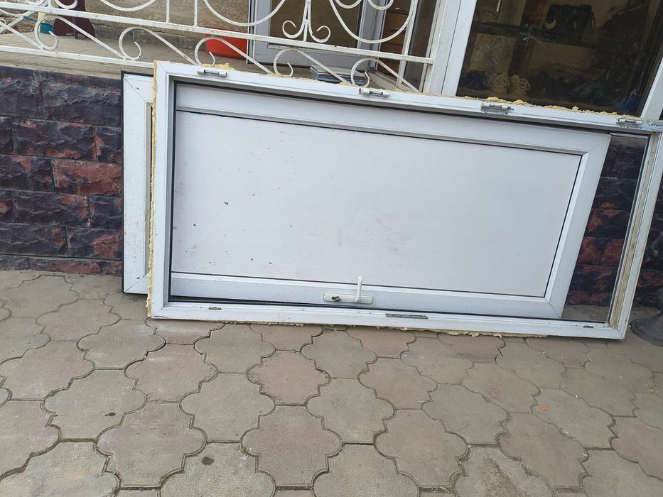 Пластиковая дверь