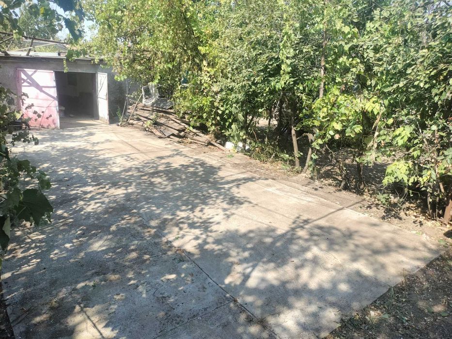 Spațiu de închiriat , 50-60m2 spatiu ideal ptr a depozita rulote sau ptr a repara diverse sau 24 M2 la interior garaj , prețul este negociabil!