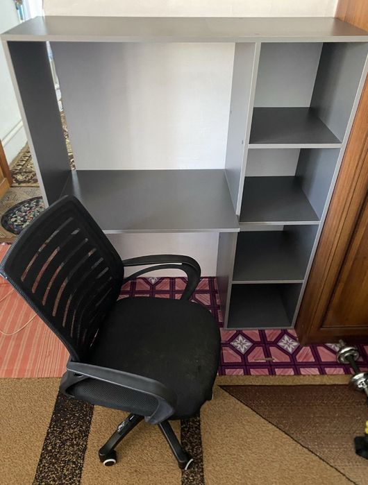 Рабочий стол и кресло