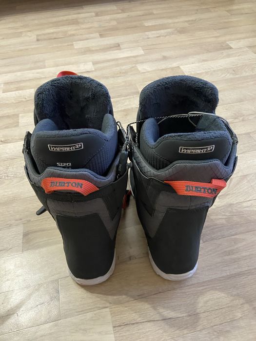 Лыжные ботинки и сноуборд