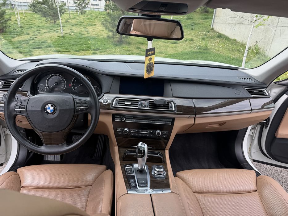 BMW Seria 7 / 750LI , 4.4 V8 twin turbo 5500 CP