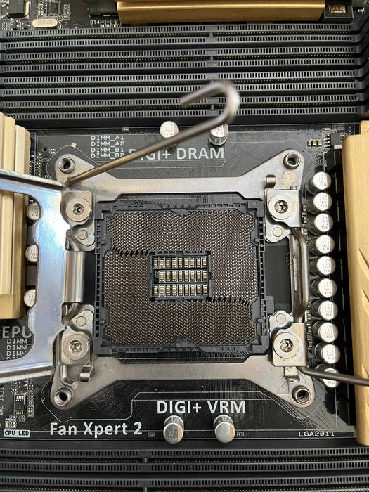 Продавам дъно ASUS X79 Deluxe