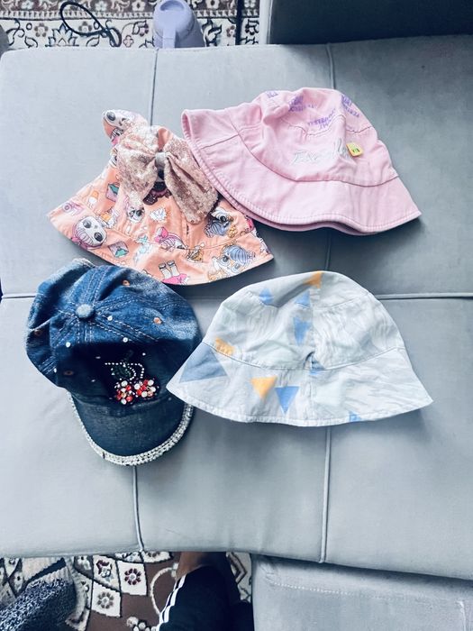 Для девочки вещи платье, сумочка и кепки