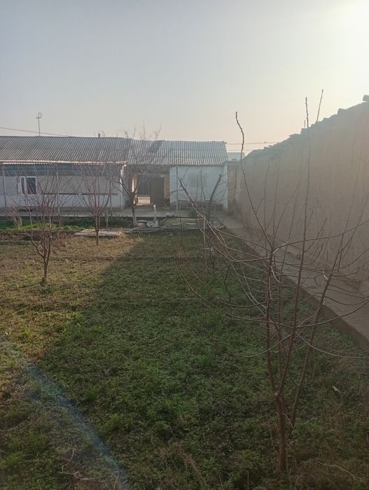 Yoshlik mahallasida hovli sotiladi 3 sotiq