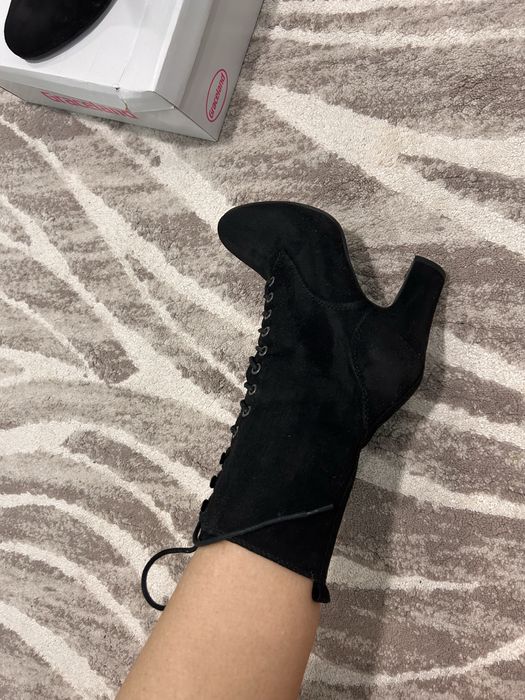 Черни велурени боти на ток