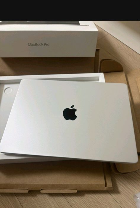 MacBook Pro M4 Pro silver 14 dyum 24GB/1TB  full box sotiladi